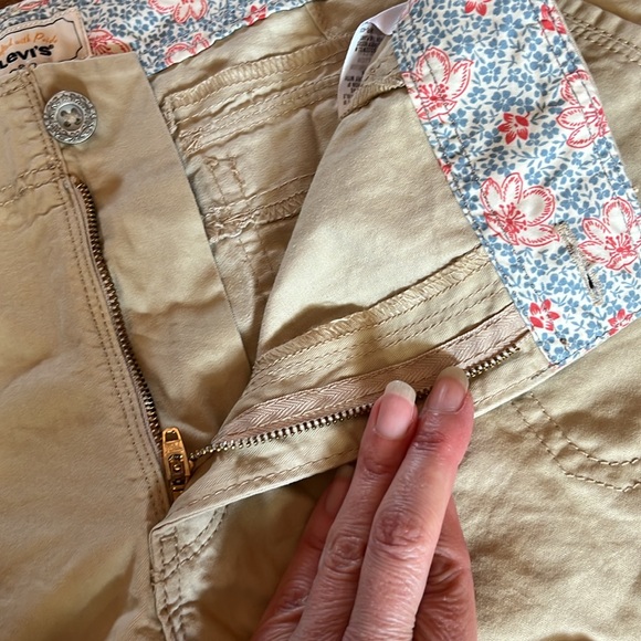 Like new khaki Levi’s - Picture 3 of 16